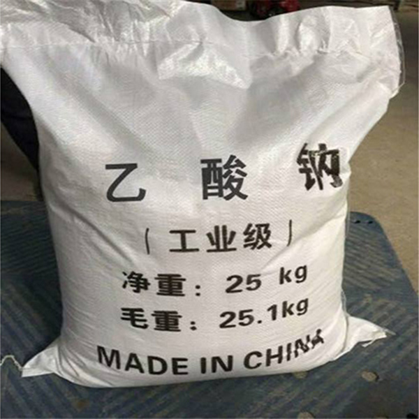 在食品工業中乙酸鈉被廣泛用作酸度調節劑（E262）用于增強薯片調味料等食品的風味